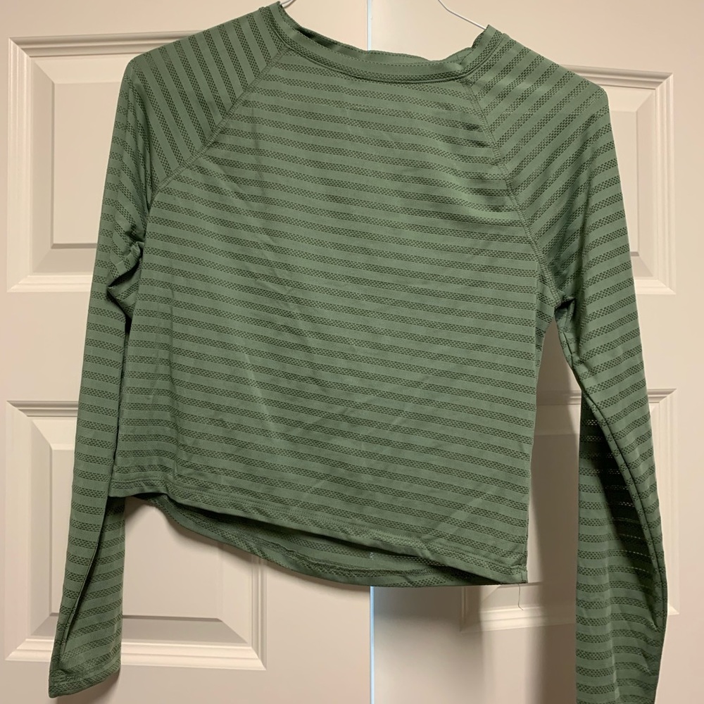 Women’s long sleeve cropped exercise top